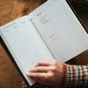 Knitter’s Year 2026 – týždenný diár pre pletiarky čierny – Obrázok 3