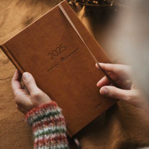 Knitter’s Year 2026 – týždenný diár pre pletiarky čierny – Obrázok 4